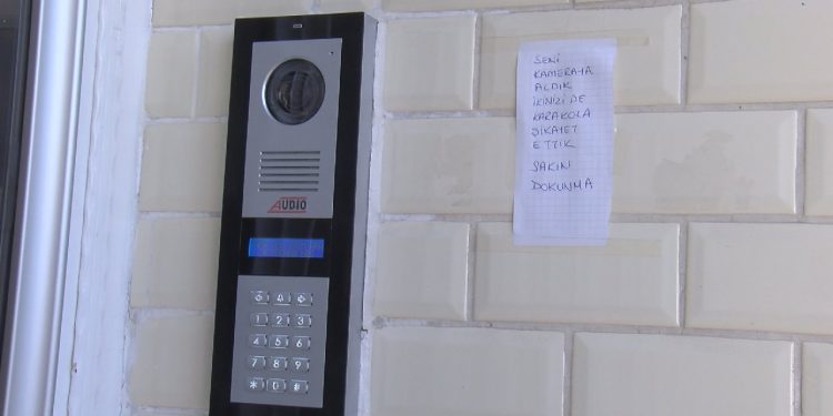 Zilleri çalınan apartman sakinleri hırsızlara not bıraktı