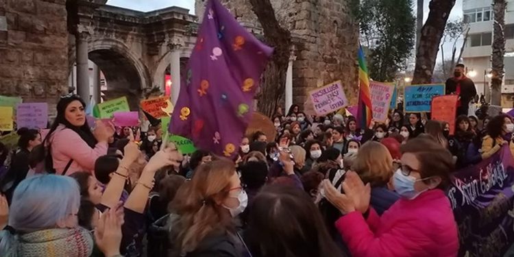 8 Mart’a katılan öğrencilerin bursu kesildi
