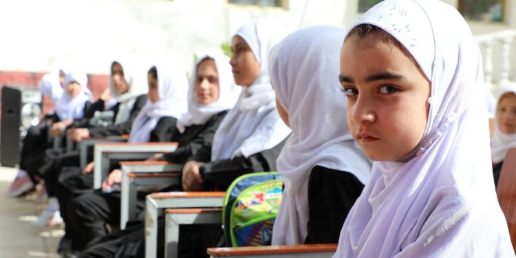Afganistan’da okul zili ‘şeriata uygunluk’ bekliyor