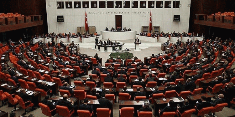 AKP’nin şatafatlı sahuru Meclis’te: Ne var orada, gençler toplanmış sahur yapıyor