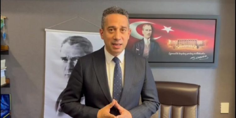 Ali Mahir Başarır L’Actone kolonyaları gösterdi: AKP’ye temizlik lazım