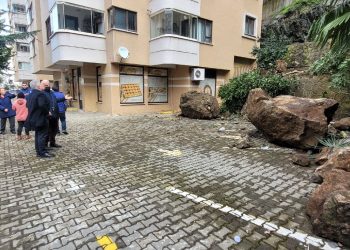 Arabaların üzerine dev kayalar düştü: Saniyelerle ölümden döndüler