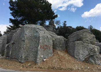 Aşkınız batsın… 65 milyon yıllık taşlara spreyli yazı
