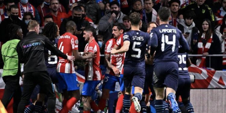 Atletico Madrid – Manchester City maçında saha karıştı