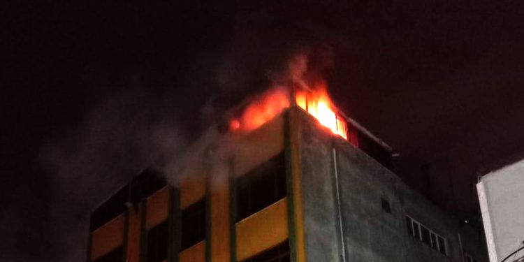 Avcılar’da metal kaplama fabrikasında yangın