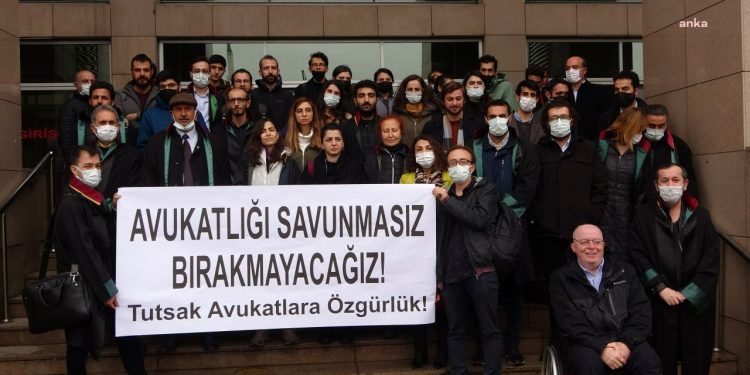 Avukatlar bir araya geldi: Yüzlerce meslektaşımız hapishanelerde