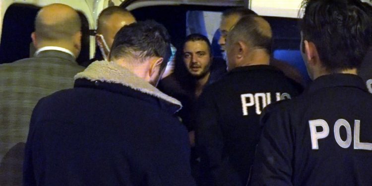 Bebekken kendisini evlatlık veren babasını öldürdü