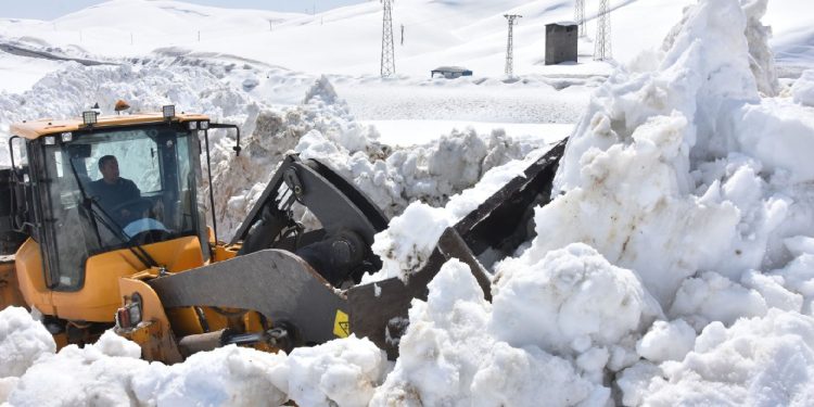 Bitlis’te 6 metrelik karla mücadele