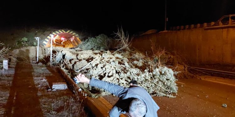Bolu Dağı tünelinin Düzce girişinde heyelan: TEM yolu trafiğe kapandı