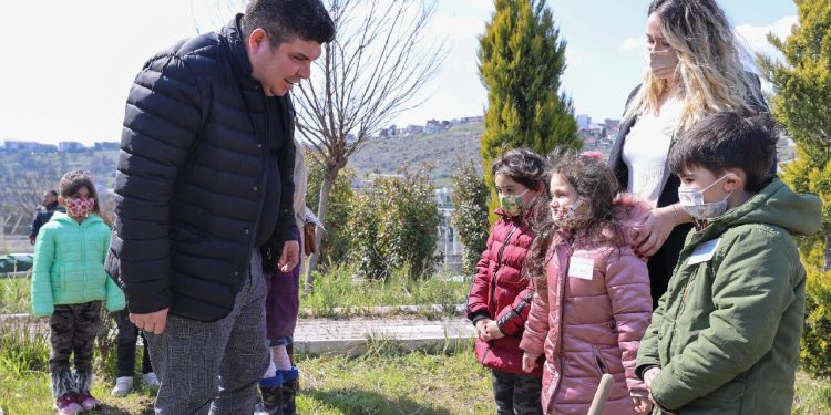 Bucalı minikler Başkan Kılıç ile fidan dikti