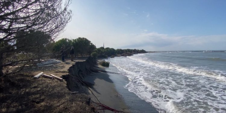 Dalgalar kıyıyı yuttu, Karadeniz evlere yaklaştı