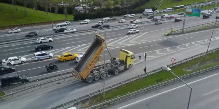 Damperi açık hafriyat kamyonu yön tabelasına çarptı