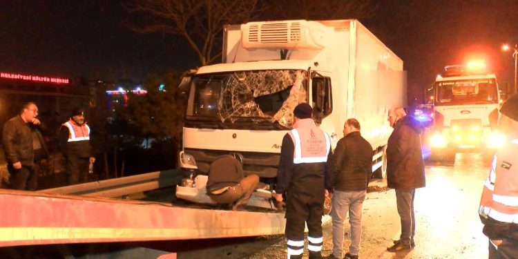 Devrilen kamyondaki yaralılara tekmeli kurtarma operasyonu