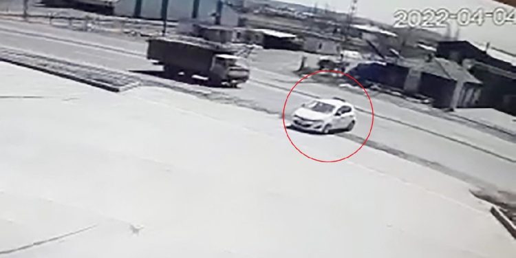 El freni çekilmedi: Otomobil kara yoluna girdi