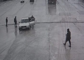 El freni çekilmeyen otomobil iş yerine girdi: O anlar kamerada
