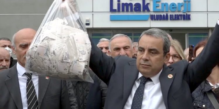 Elektriği kesilen CHP Bursa İl Başkanlığı’ndan Limak’ın önünde protesto