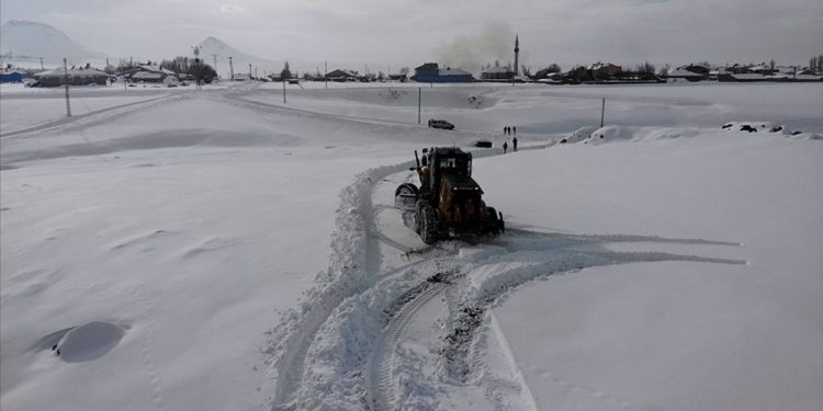 Erzurum ve Kars’ta 32 yerleşim yeri ulaşıma kapalı
