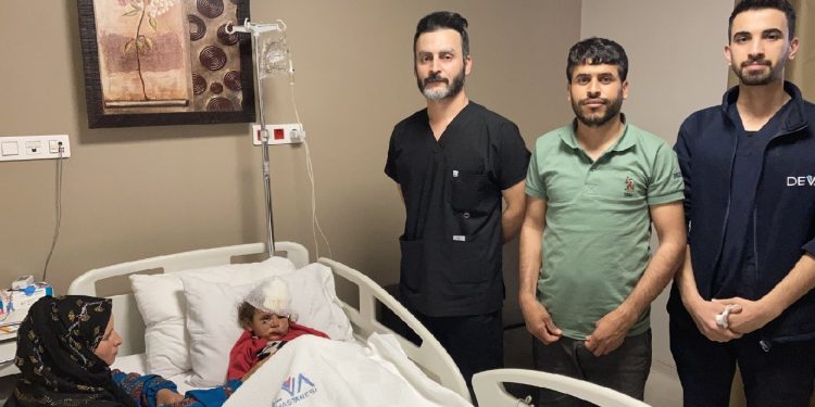 Eşeğin ısırdığı Fatma’ya boyun bölgesinden göz kapağı yapıldı