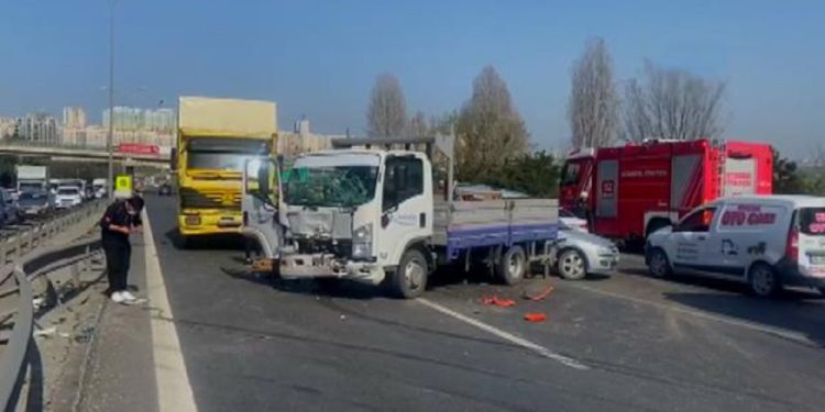 Esenyurt TEM’de zincirleme kaza: 6 yaralı