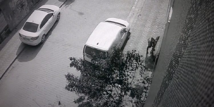 Haltercilere taş çıkartan hırsız, 70 kiloluk demir kapağı çaldı