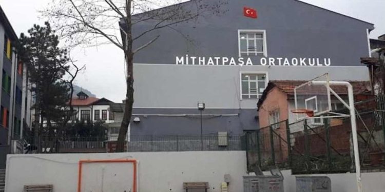 Harem selamlık talimatı veren okul müdürü göreve iade edildi