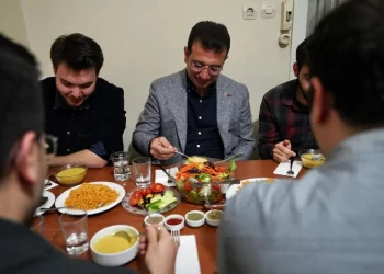 İmamoğlu, iftarını 6 tıp öğrencisiyle açtı!