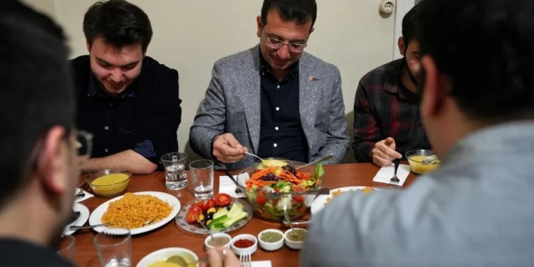 İmamoğlu, iftarını 6 tıp öğrencisiyle açtı!