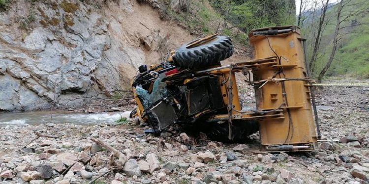 İş makinesi 50 metreden yuvarlandı, operatör öldü