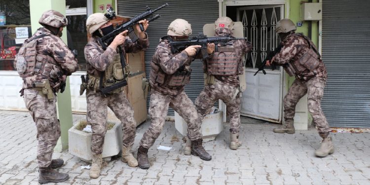 İş yerine doldurulan göçmenler yakalandı