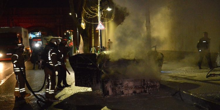 Kaza yapan sürücü önce ağladı sonra kavga etti