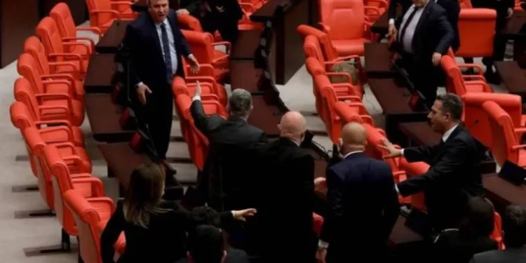 Meclis’te gergin anlar