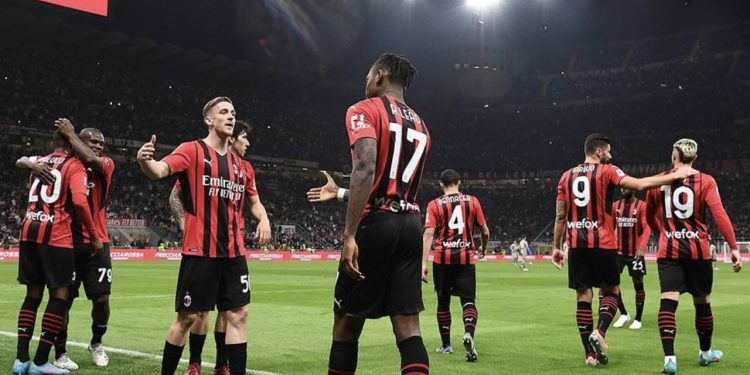 Milan evinde Genoa’yı 2 golle geçti