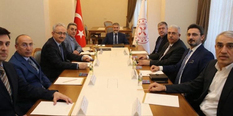 Nebati, altın rafinerileri yöneticileriyle görüştü
