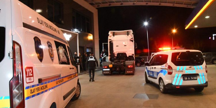 ‘Polisiz’ deyip istedikleri parayı vermeyen şoförü yaraladılar