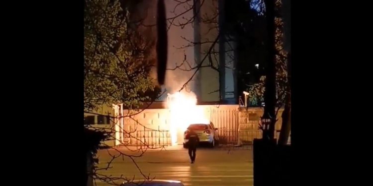 Rusya Büyükelçiliğinin kapısına çarpan araç alevler içinde kaldı