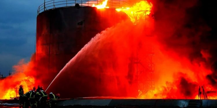Rusya’nın vurduğu Lviv’deki yakıt deposu yangını söndürüldü