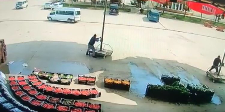 Rüzgarda tutmak istediği şemsiyeyle sürüklendi