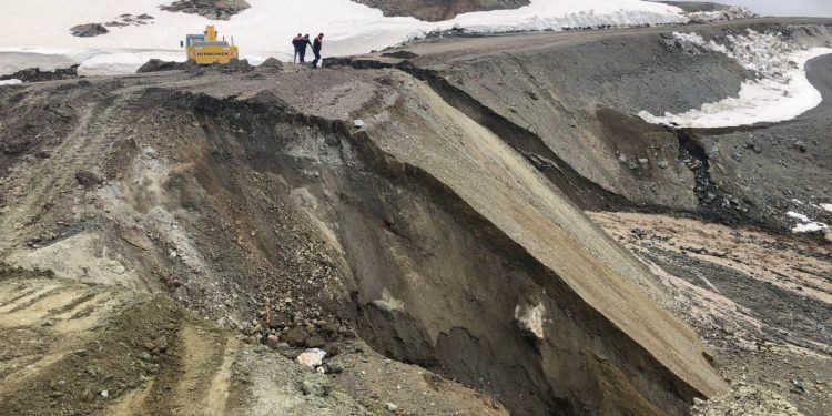 Sivas’ta heyelan: Yol ulaşıma kapandı