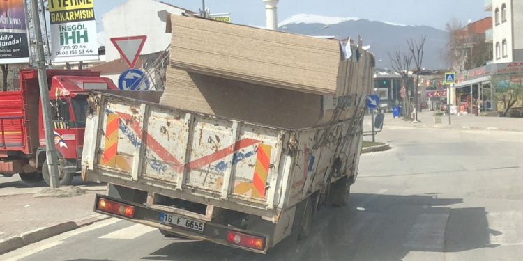 Sunta yüklü kamyonetle tehlikeli yolculuğa para cezası