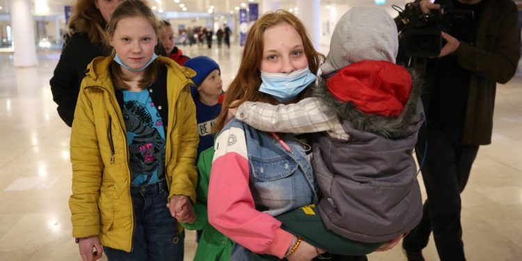 Ukraynalı yetim çocuklar Antalya’ya ulaştı