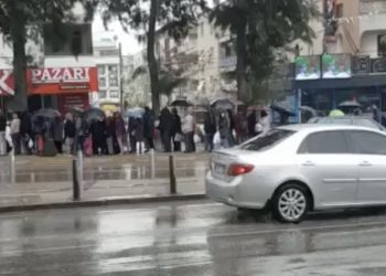 Uzadıkça uzadı: Yağmur altında askıda ekmek kuyruğu