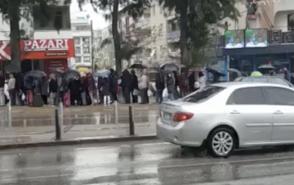 Uzadıkça uzadı: Yağmur altında askıda ekmek kuyruğu