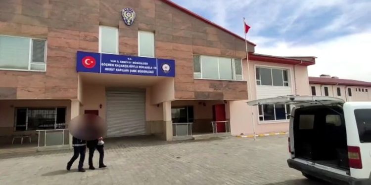 Van’da göçmen kaçakçılığına 5 tutuklama