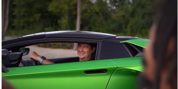 Acun’dan Survivor fragmanında yeşil Lamborghini’li şov