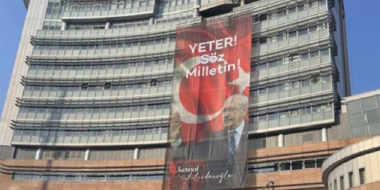 CHP Genel Merkezi’ne ‘Yeter, söz milletin’ afişi asıldı