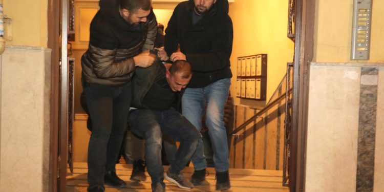 Çiğköfteciyi vurdu, çatı katında yakalandı