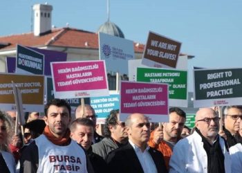 Doktorlardan eylem: Patron Sağlık Bakanı istemiyoruz