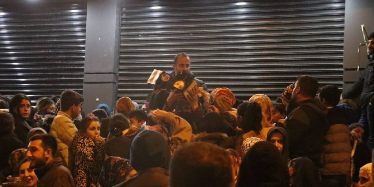 Gece yarısı ‘ucuzluk’ izdihamı
