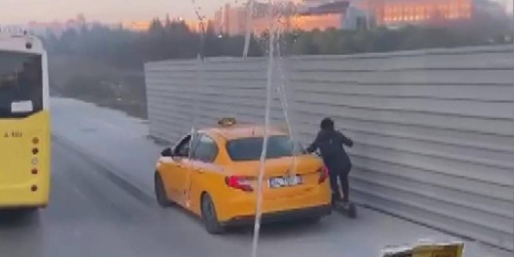 Kaldırımdaki scooterlıya göz göre göre çarptı