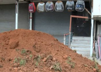 Kiracısını çıkaramayınca dükkan önüne toprak döktürdü